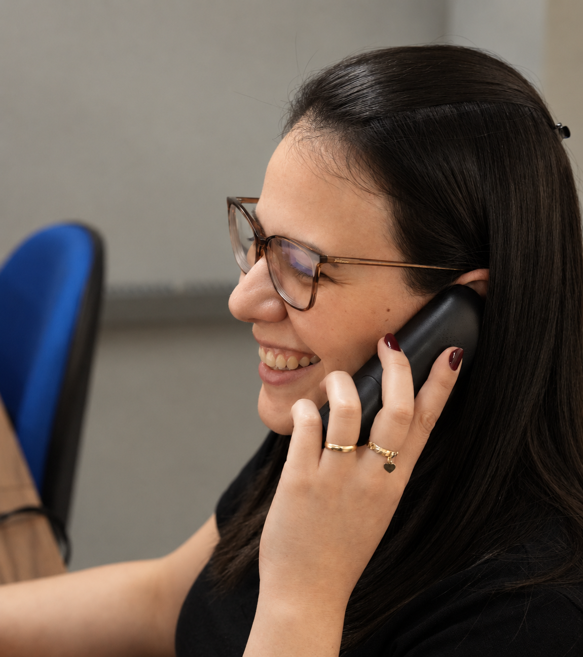 Colaboradora da In Company atendendo cliente por telefone